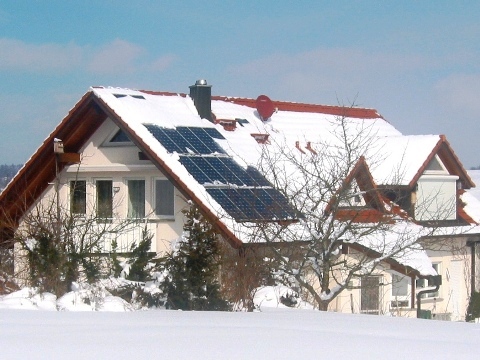 Das Haus im Winter, mit Ferienwohnung unter dem Dach