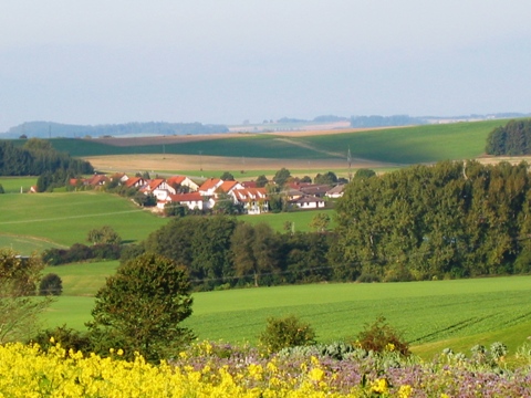 Blick auf Hattenweiler, die Ferienwohnung ist links im Bild am Ortsrand sichtbar